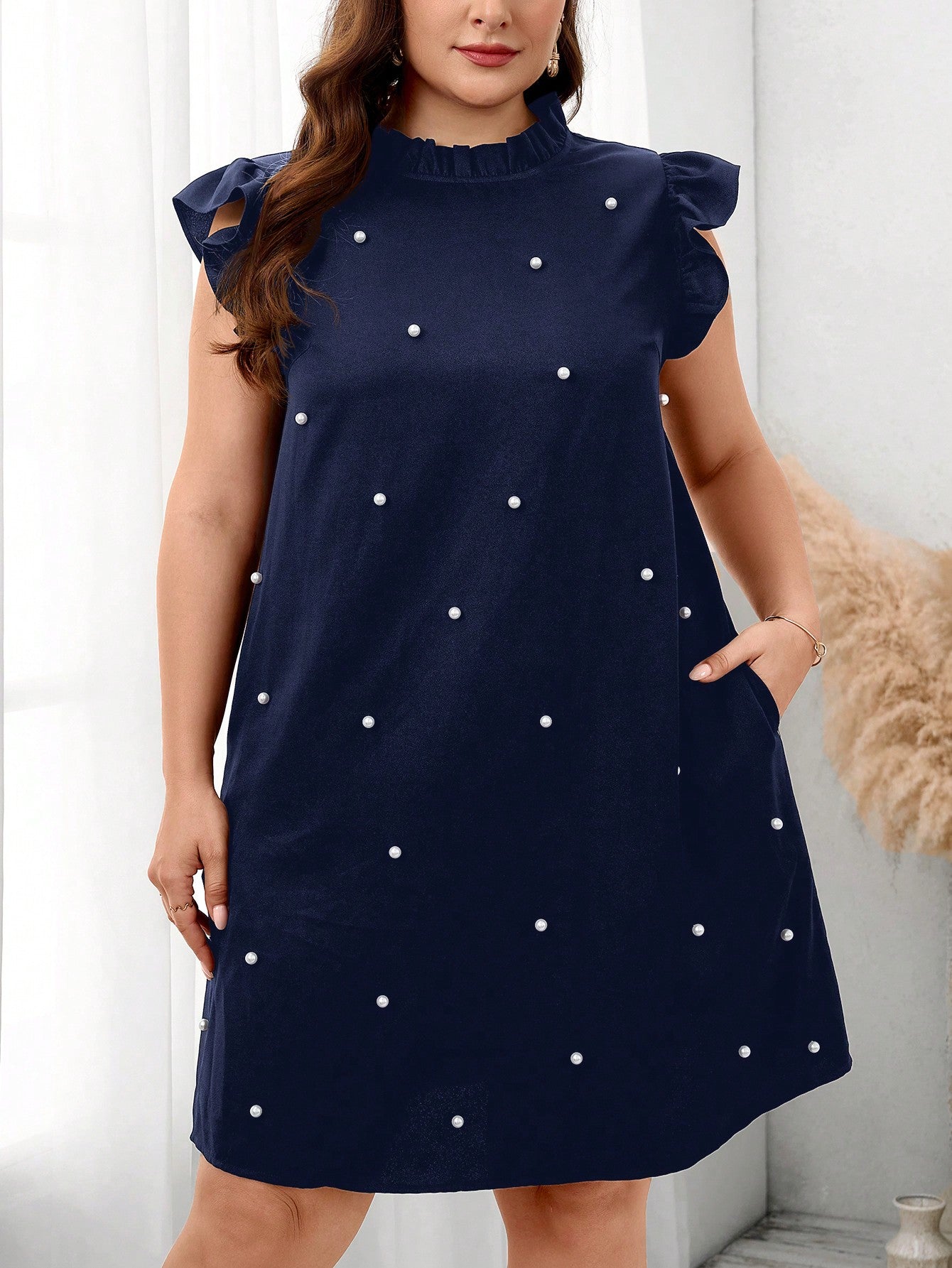 Vestido Luar com Gola Sofisticada Plus Size